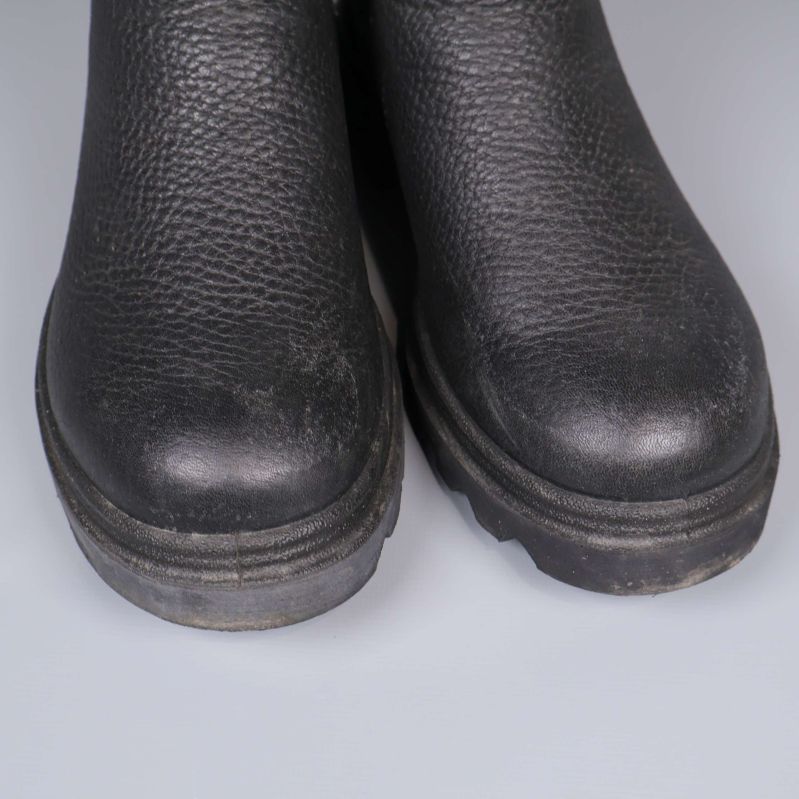 Närbild på tåpartiet av svarta boots