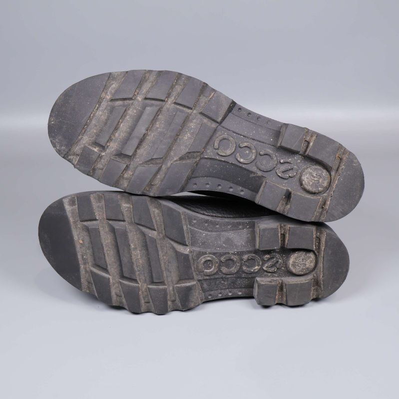 Yttersulan på svarta boots med ECCO-logotyp