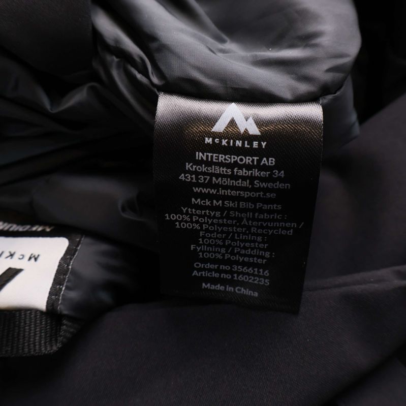 Materialetikett visar 100% polyester och fodrad insida