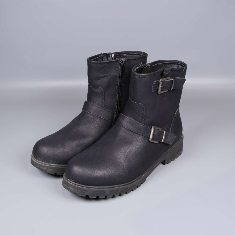 Par svarta boots med grov sula och två spännen