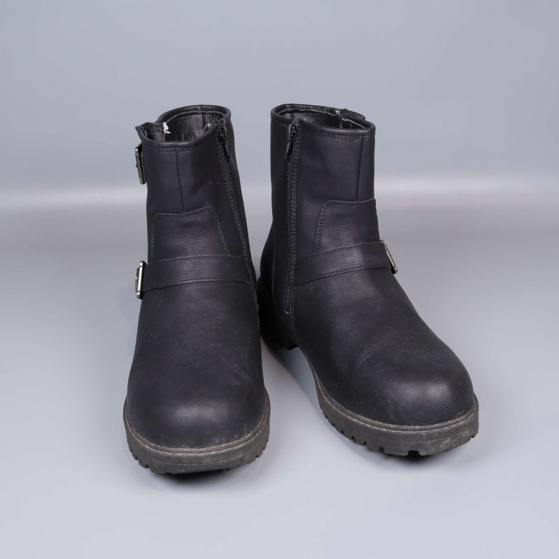 Boots framifrån med rund tå och synliga spännen