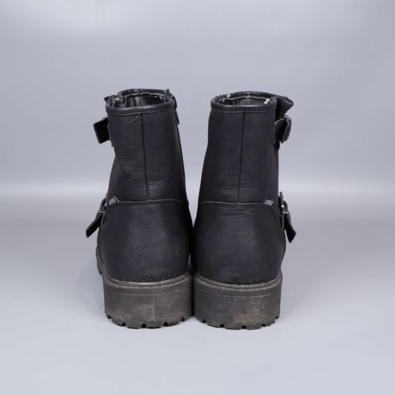 Baksidan på svarta boots med grov sula