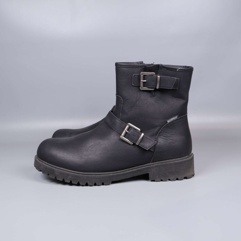 Boots i sidovy med spännen och dragkedja