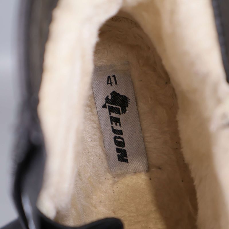 Närbild insida boots med etiketten Lejon och storlek 41