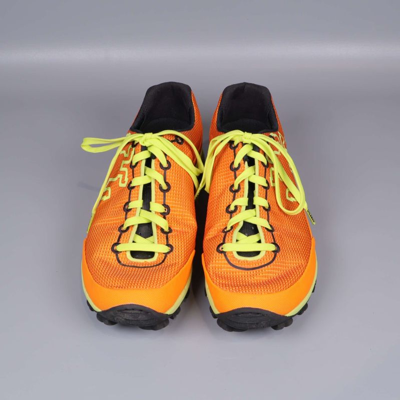 Löparskor fotograferade framifrån, orange och gula detaljer
