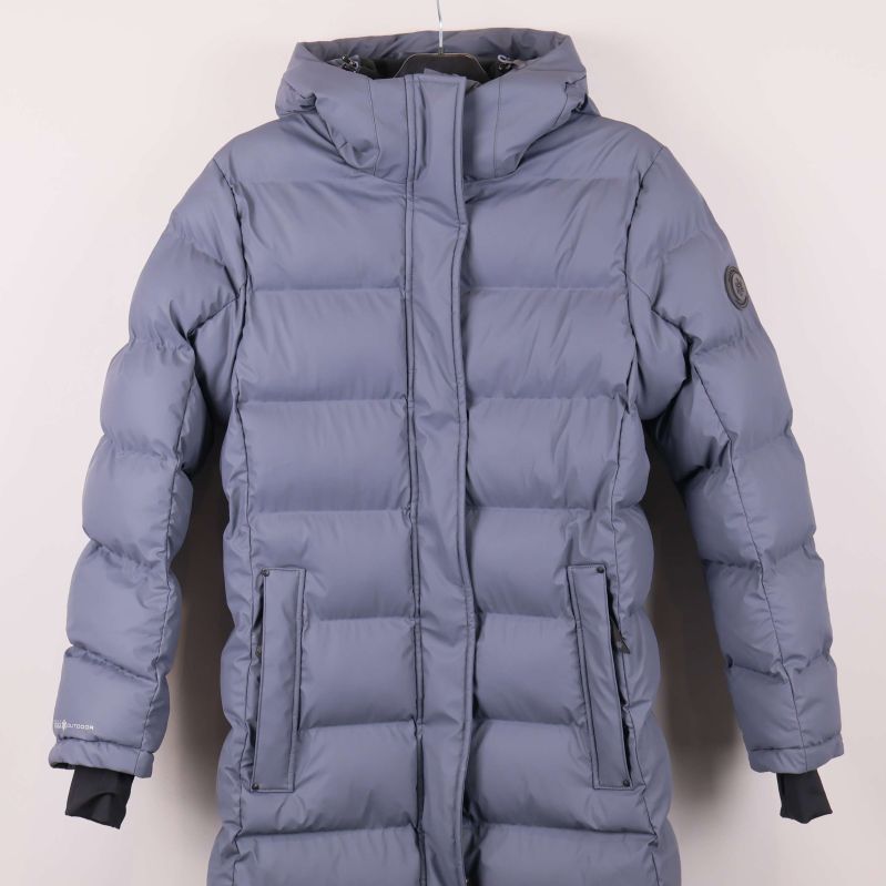 Framsida av jacka med dragkedjor och fickor i fokus