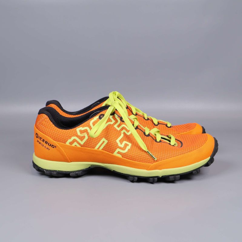 Sido­bild av orange terrängsko med gult mönster och sula