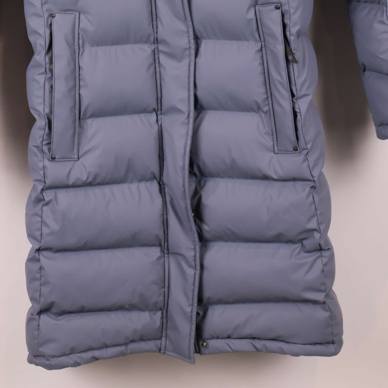 Detalj på nederdel av jackan och quiltade sömmar