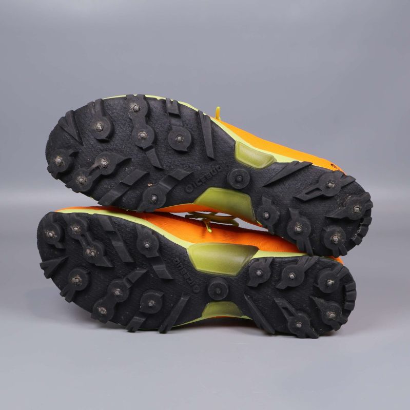 Undersida med svarta dubbar för grepp på terränglöparskor