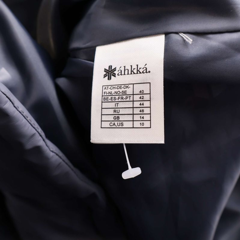 Storleksetikett visar EU-storlek 42 på jackan