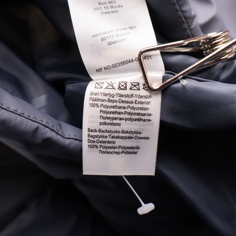 Materialetikett visar polyester som huvudmaterial