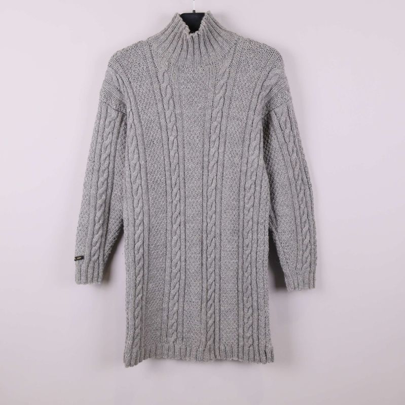 Grå kabelstickad polotröja hängandes framifrån