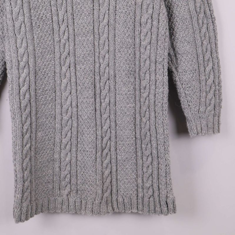 Nedre del av tröjan med tydligt kabelmönster