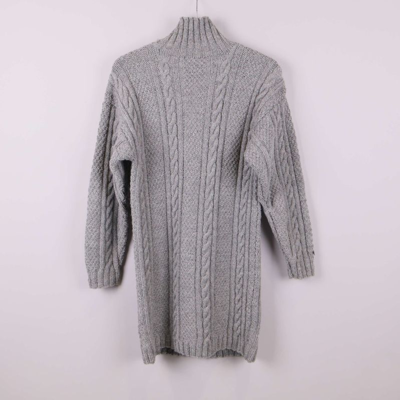 Grå kabelstickad polotröja sedd bakifrån på galge