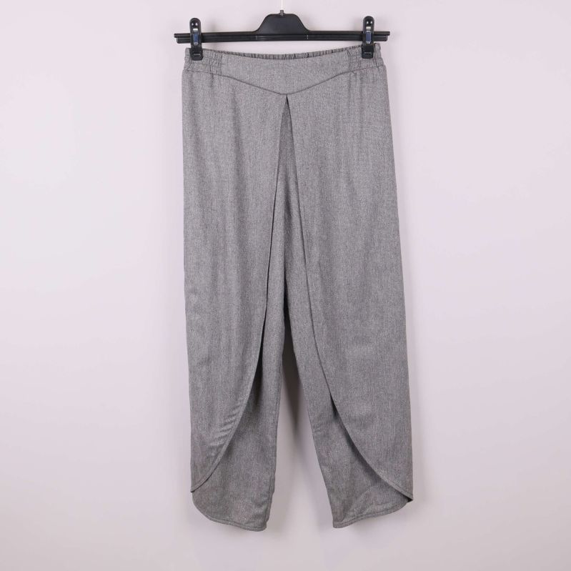 Grå byxa med omlottframsida på galge