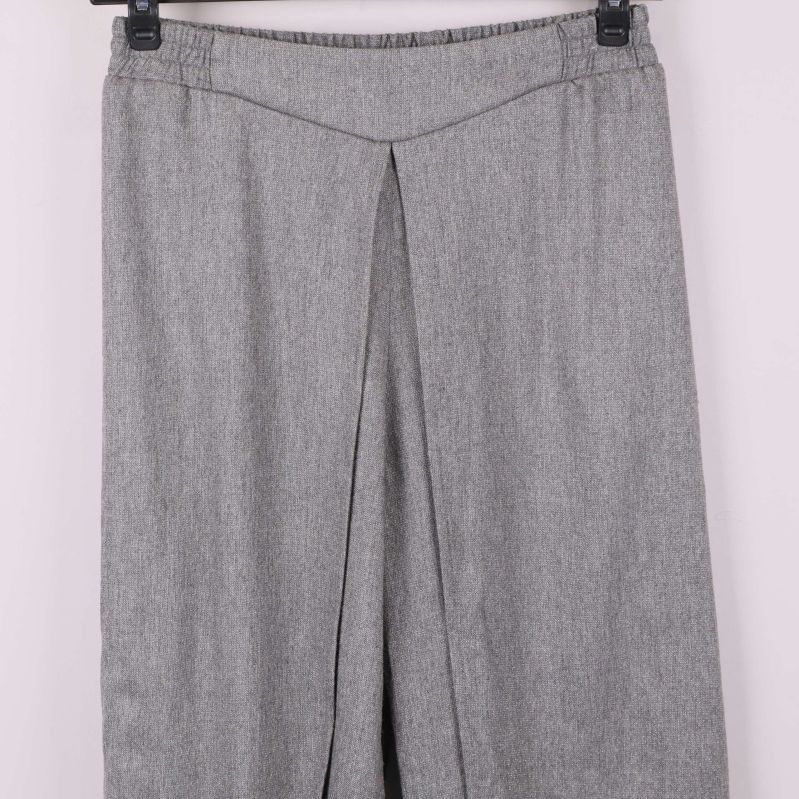 Närbild på överdelen av grå omlottbyxa