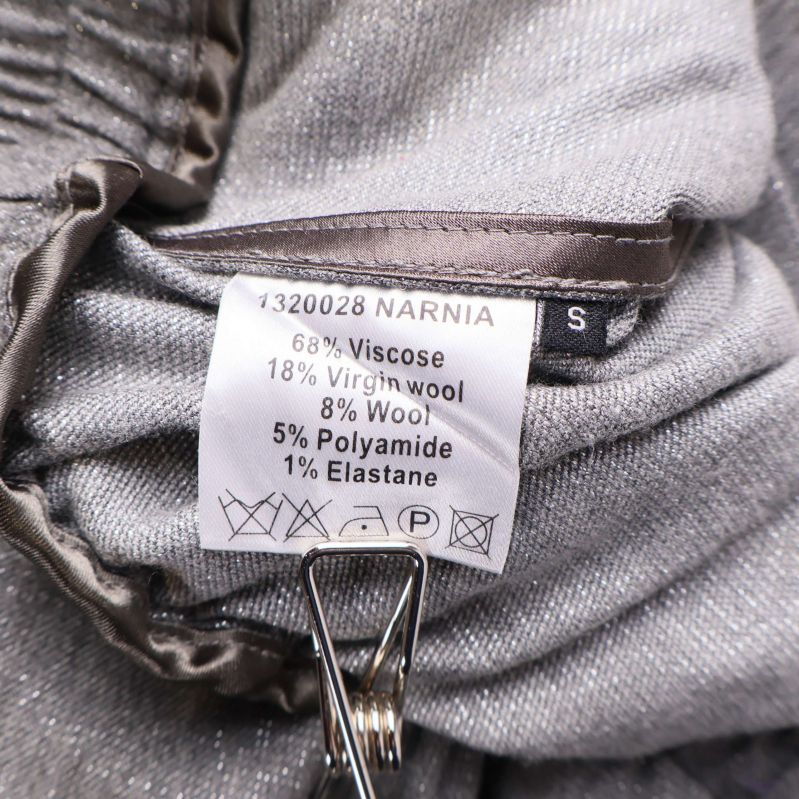 Materiallapp i grå byxa med materialinformation