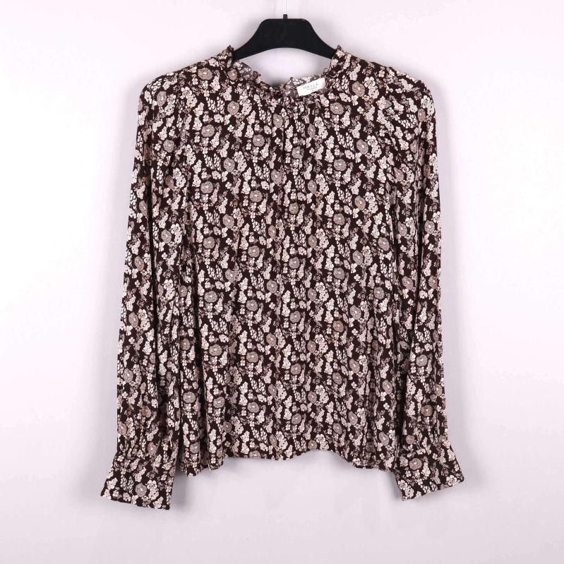 Framsida av blommig blus