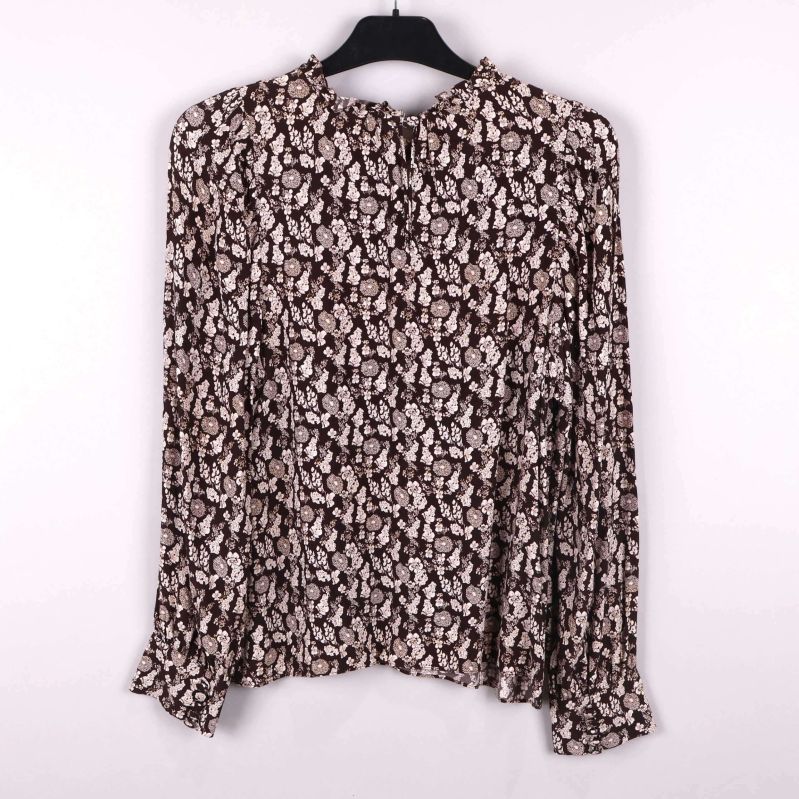 Baksida av blommig blus