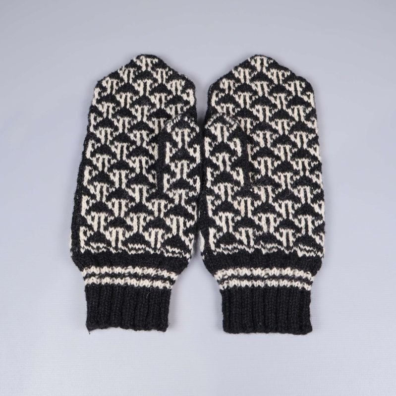 Ett par svartvita tumvantar liggande med undersidan upp