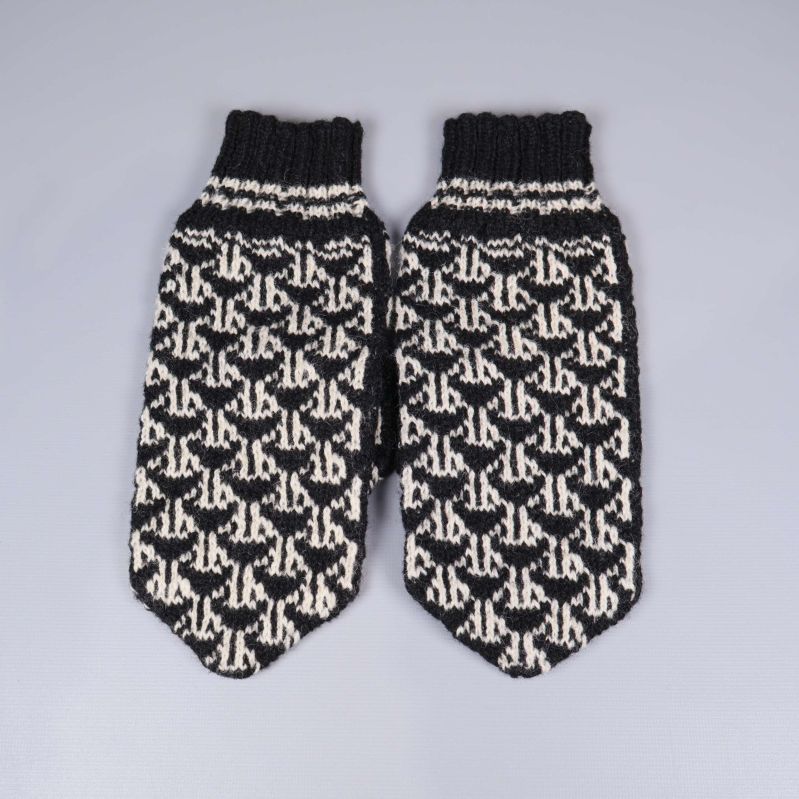 Ett par svartvita tumvantar liggande med ovansidan upp