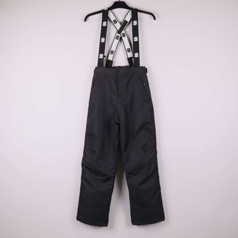 Svarta skidbyxor med hängslen upphängda på galge