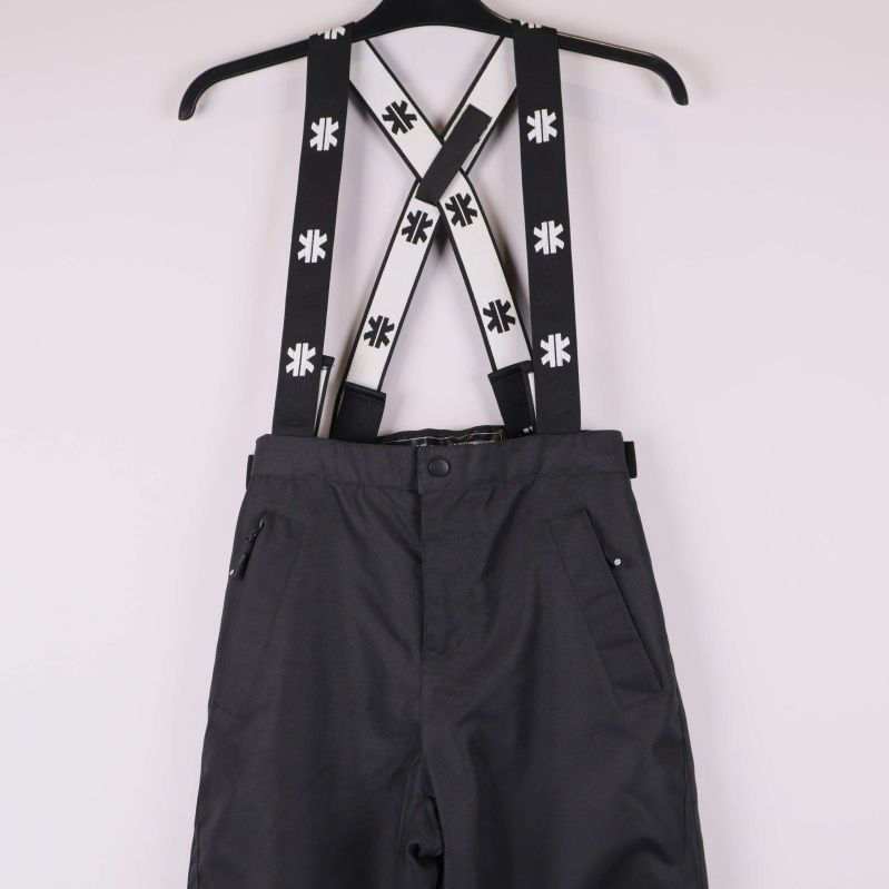 Närbild på midja och mönstrade hängslen på byxorna