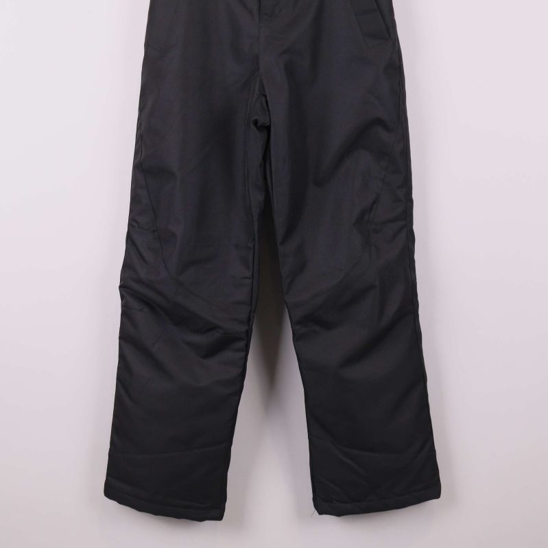 Ben och hel längd på svarta skidbyxor i rak modell