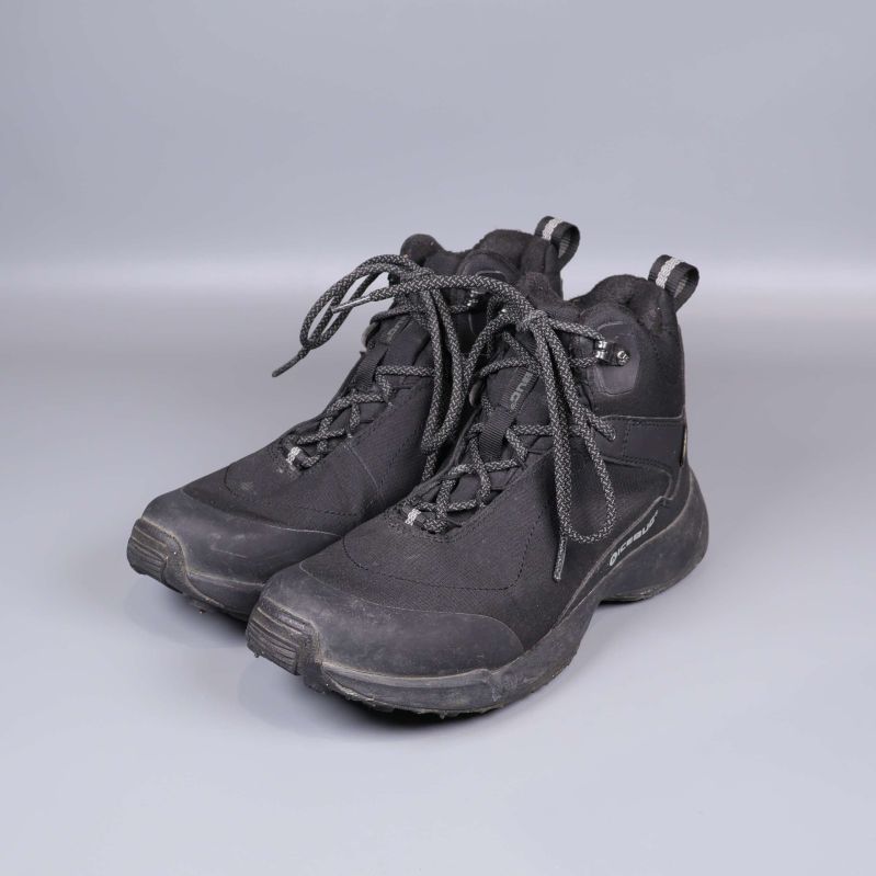 Svarta Icebug vinterskor från sned vinkel