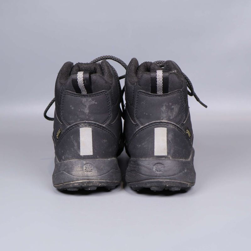 Baksida av svarta Icebug-skor med reflexdetaljer