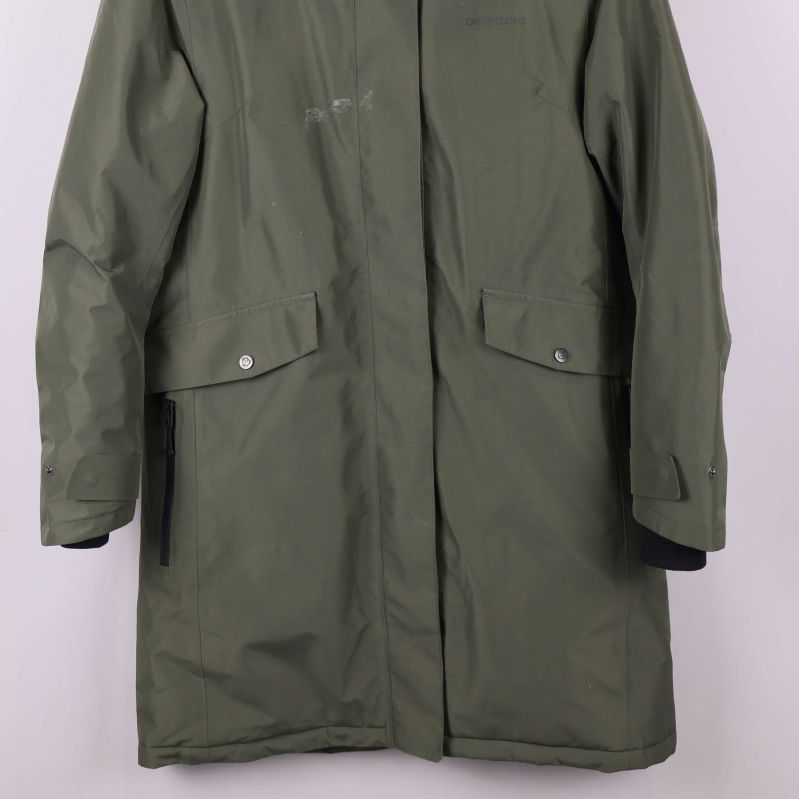 Nedre delen och fickor av olivgrön parkas syns