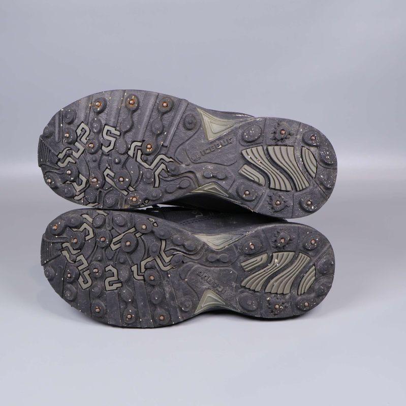 Mönstrad sula med dubbar på Icebug-skor