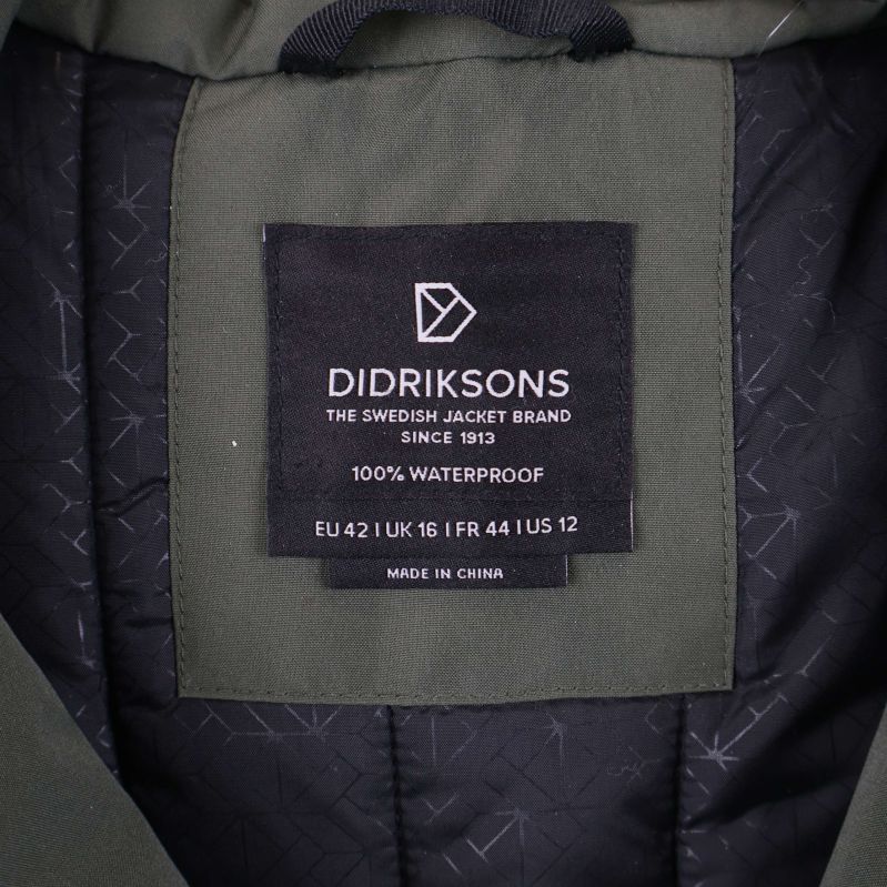 Didriksons etikett med storleks- och vattentät-info insydd