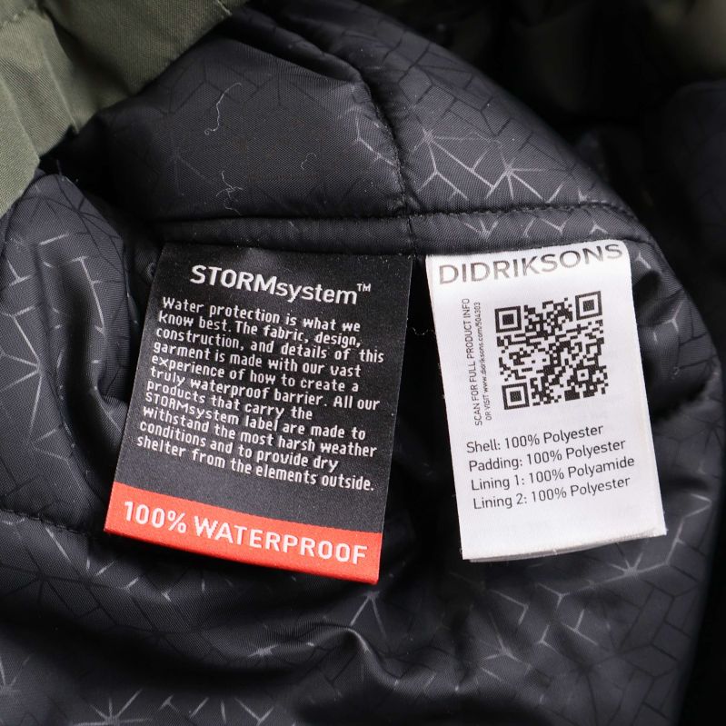 Materialetiketter med info om vattentätt och polyester