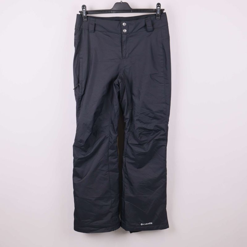 Svarta vadderade byxor upphängda med raka ben