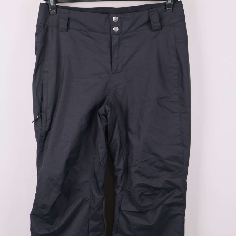 Närbild på midja och knäppning på svarta byxor