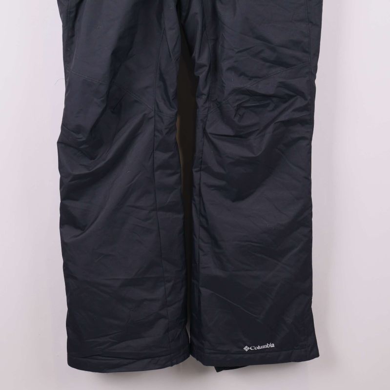 Benslut och logotypen Columbia på svarta byxor