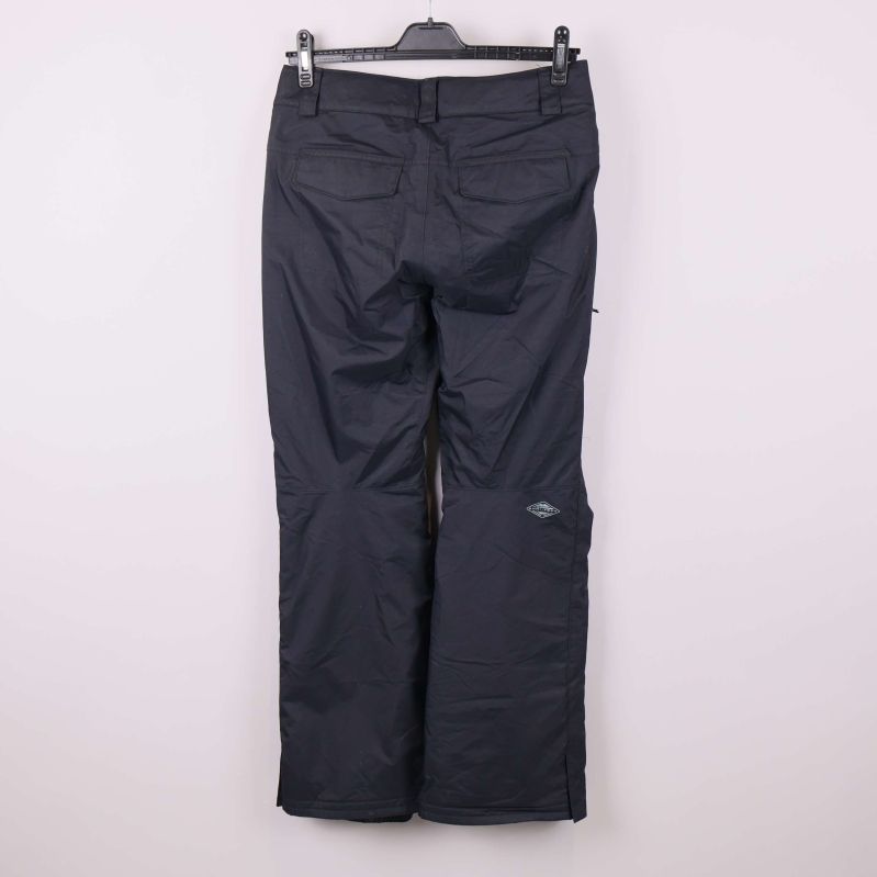 Baksidan av svarta byxor med fickor och sömmar