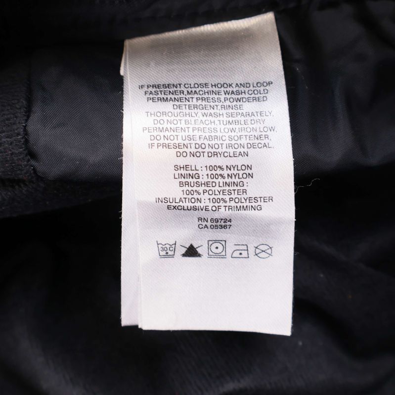 Materialetikett visar 100% nylon och 100% polyester