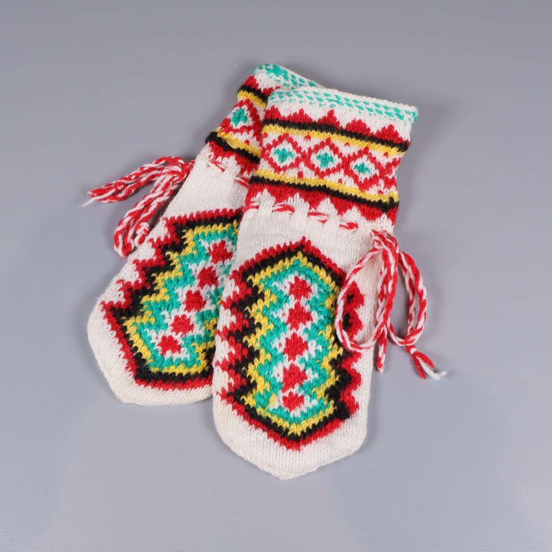 Par stickade tumvantar med färgglatt mönster och snoddar