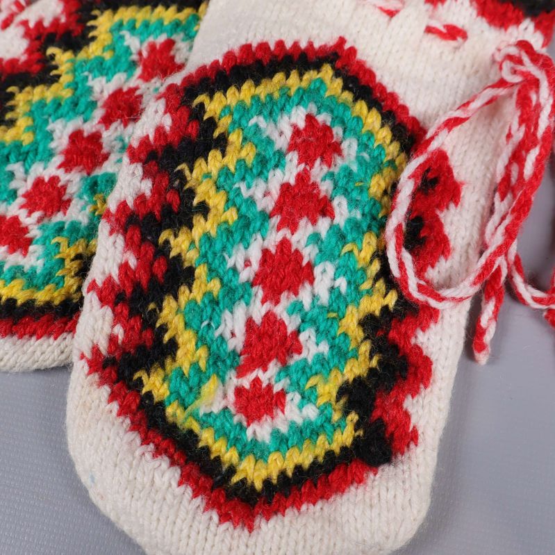 Närbild på färgglatt mönster på tumvantens ovansida