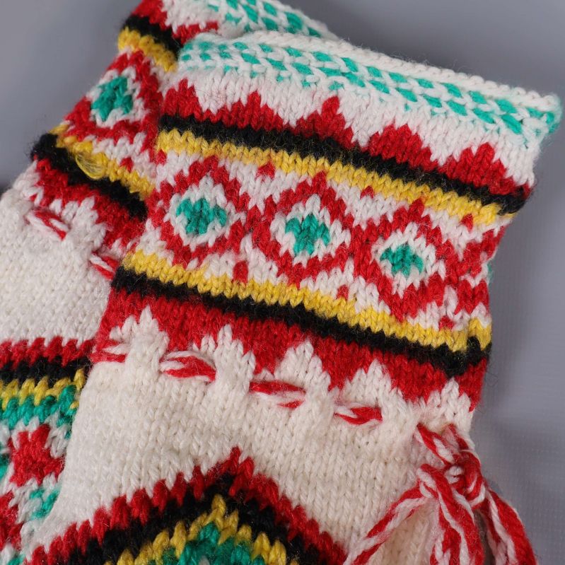 Närbild på vantarnas handlovsmönster i flera färger