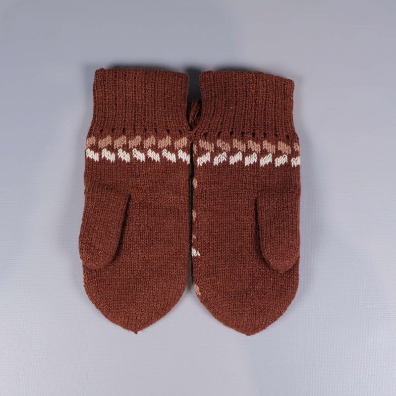 Baksidan av bruna stickade tumvantar