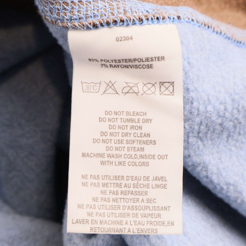 Materiallapp visar 93% polyester och 7% viskos i jacka