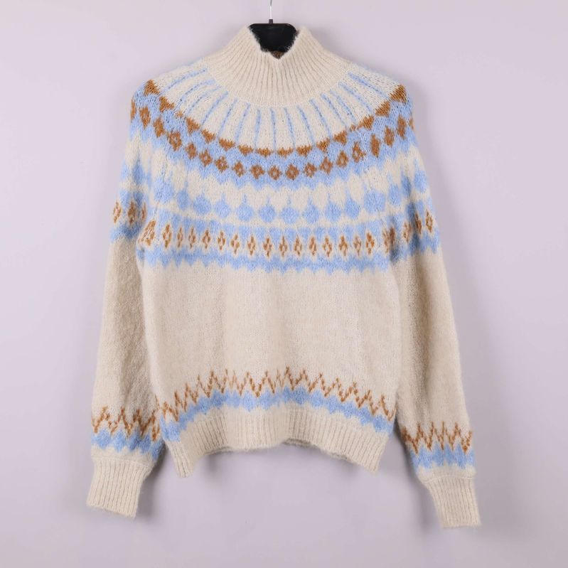 Stickad tröja med mönster på galge, framsida