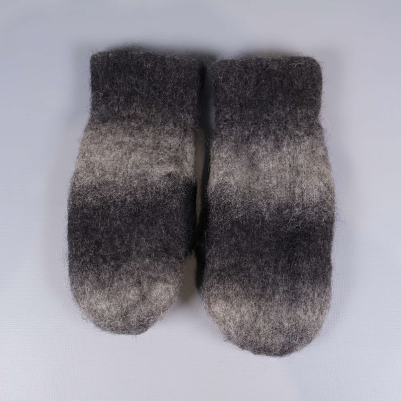 Tumvantar bredvid varandra i melerat grått och svart