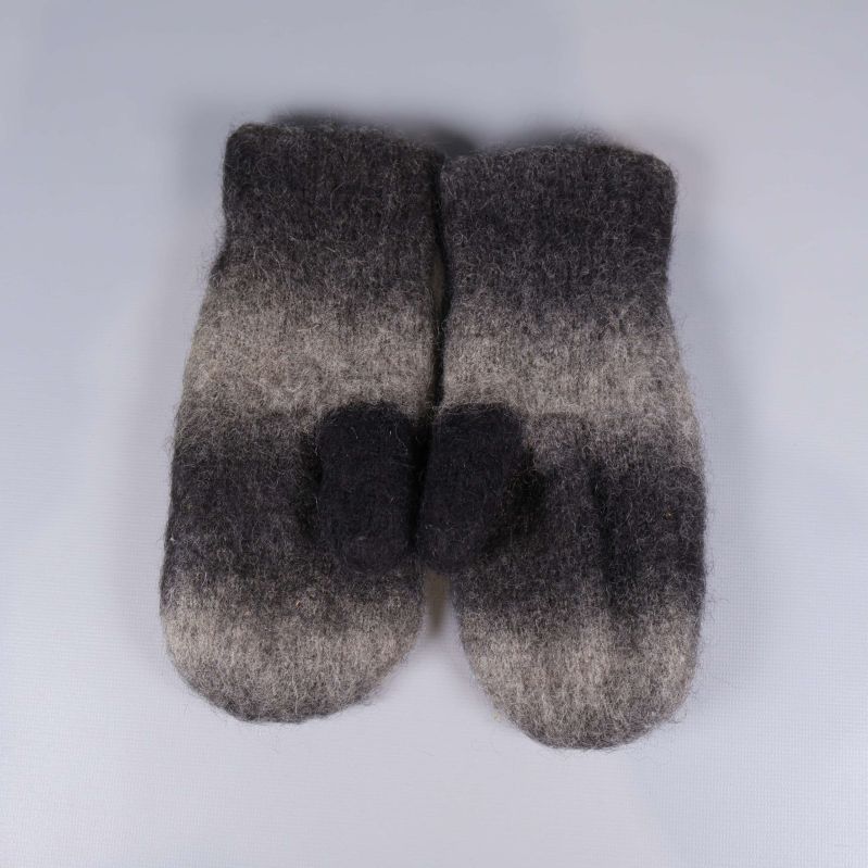 Baksidan av båda tumvantar i melerad mörkgrå och grå färg