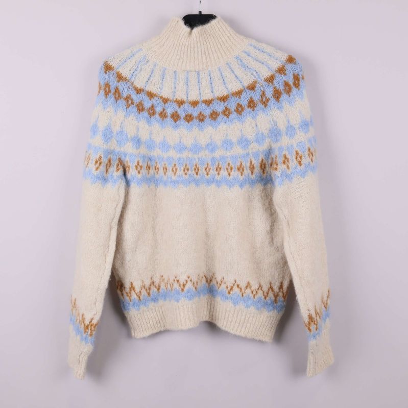 Stickad tröja med mönster på galge, baksida