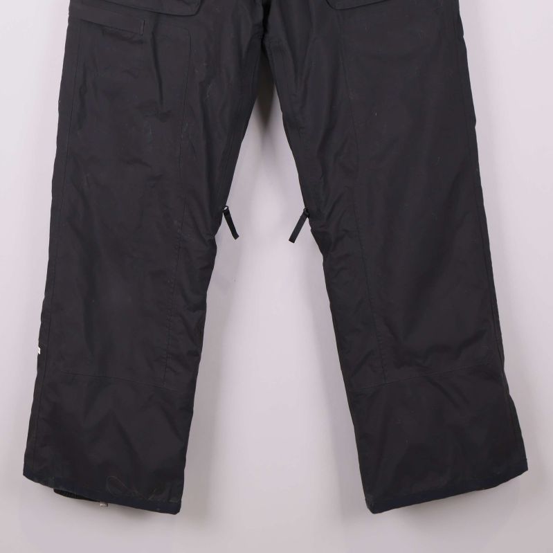 Nedre delen av svarta byxben med raka benslut