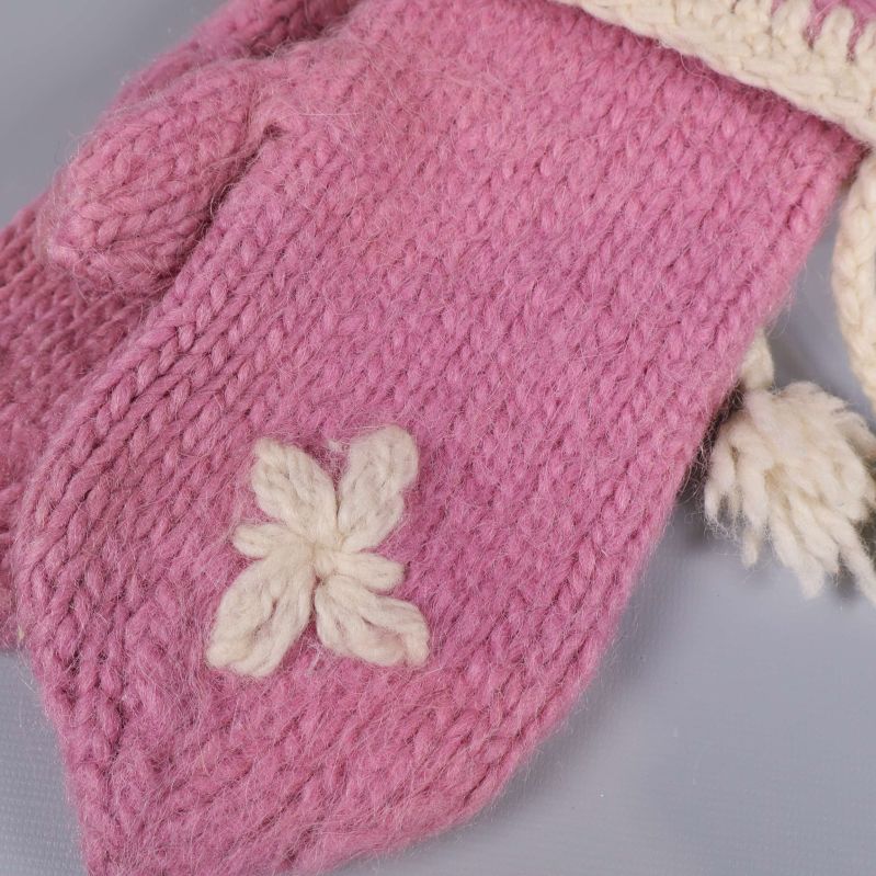 Närbild på vit blomdekoration framtill på tumvante